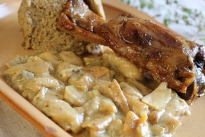 Stinco di maiale al forno con polenta e funghi porcini trifolati 3